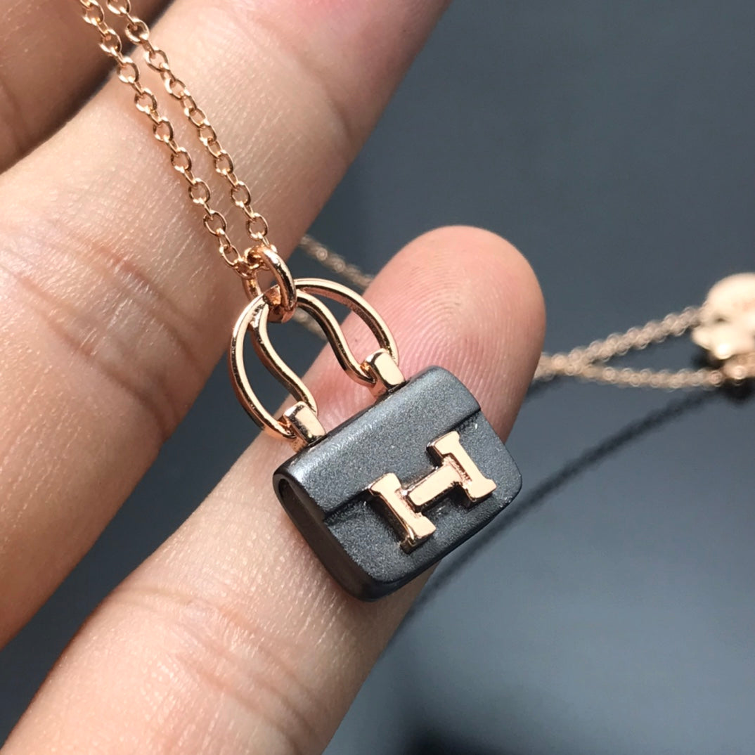 {"Elowen jewelsry": "Elowen ジュエリー", "WOMEN'S HM AMULETTES CONSTANCE PENDANT NECKLACE": "レディース HM アミュレット コンスタンス ペンダントネックレス"}