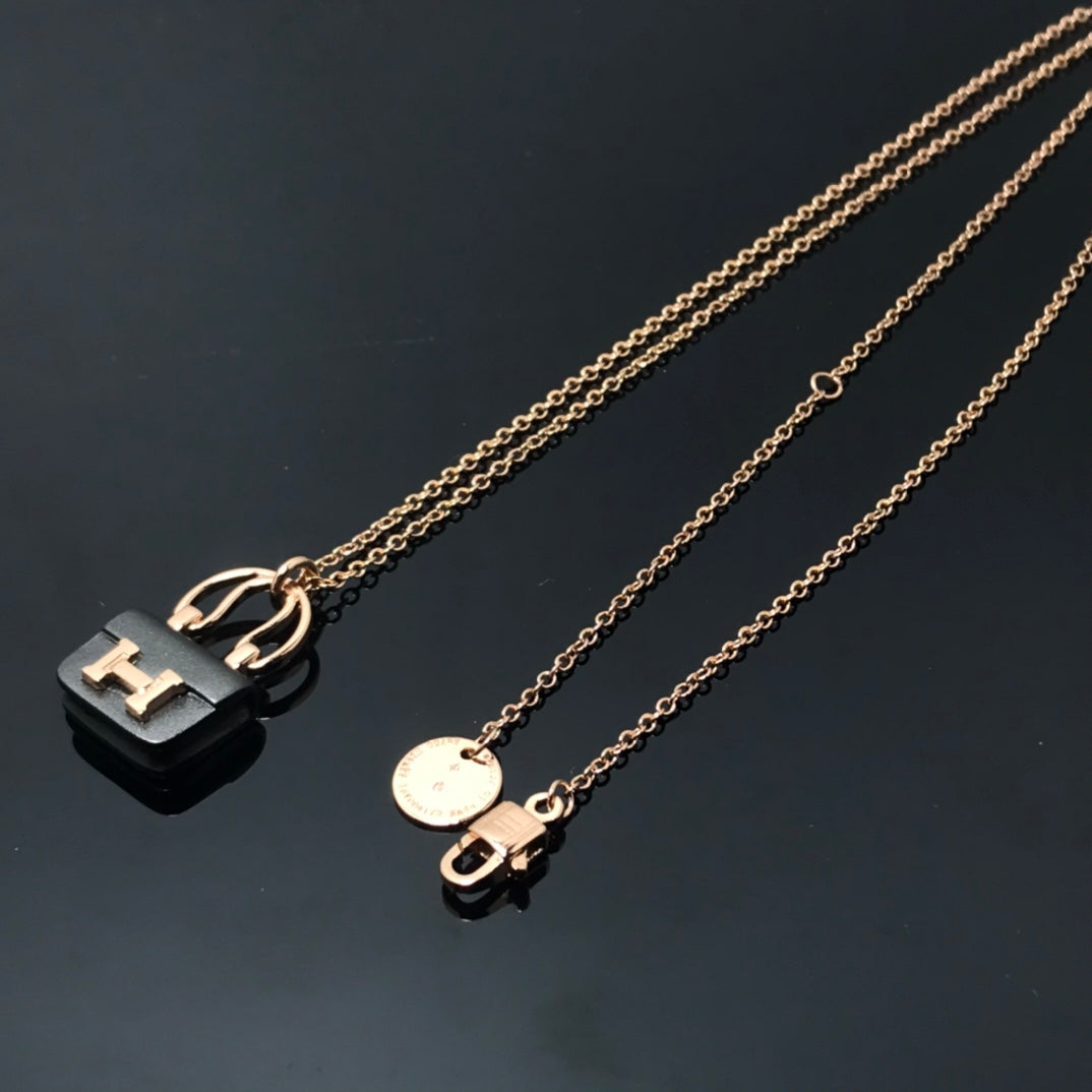 {"Elowen jewelsry": "Elowen ジュエリー", "WOMEN'S HM AMULETTES CONSTANCE PENDANT NECKLACE": "レディース HM アミュレット コンスタンス ペンダントネックレス"}