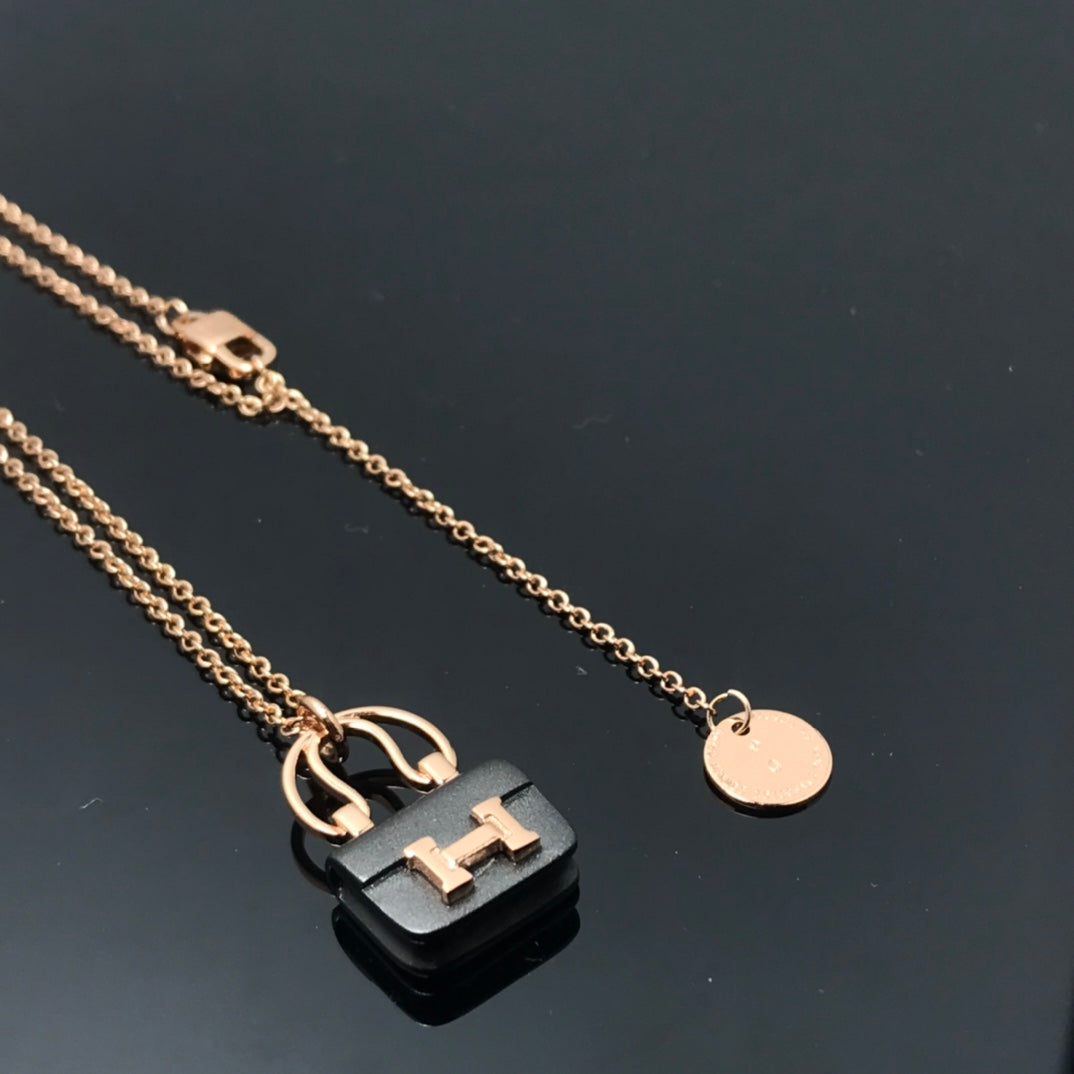 {"Elowen jewelsry": "Elowen ジュエリー", "WOMEN'S HM AMULETTES CONSTANCE PENDANT NECKLACE": "レディース HM アミュレット コンスタンス ペンダントネックレス"}
