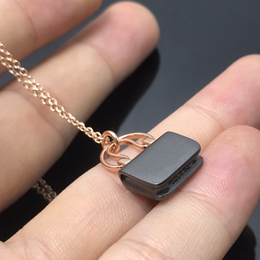 {"Elowen jewelsry": "Elowen ジュエリー", "WOMEN'S HM AMULETTES CONSTANCE PENDANT NECKLACE": "レディース HM アミュレット コンスタンス ペンダントネックレス"}