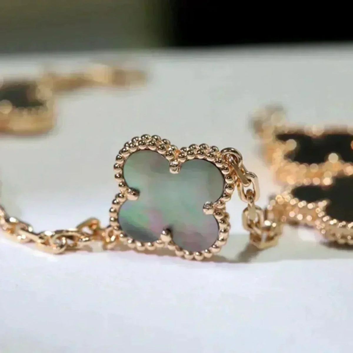 [Elowen jewelry] クローバー 5モチーフ グレーマザーオブパール ブレスレットコレクション