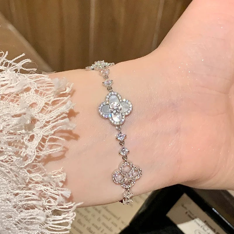 [Elowen jewelsry ]クローバー 5モチーフ ピンク・ブルー・レッド・ホワイト ブレスレット