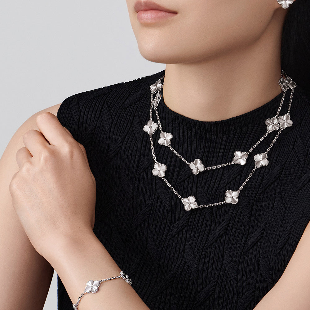 {
  "Elowen jewelsry": "Elowen ジュエリー",
  "CLOVER 20 MOTIFS DIAMOND SILVER": "クローバー 20モチーフ ダイヤモンド シルバー"
}