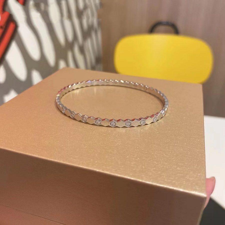 {
  "Elowen jewelsry": "Elowen ジュエリー",
  "BEE LOVE SILVER DIAMOND BRACELET": "BEE LOVE シルバーダイヤモンドブレスレット"
}