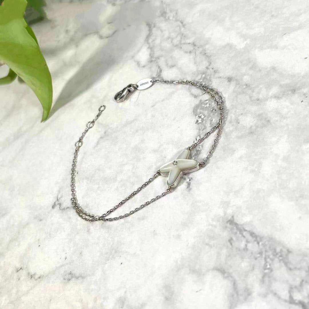 {
"Elowen jewelsry": "Elowen Schmuck",
"JEUX BRACELET WHITE MOP SILVER 1 DIAMOND": "JEUX ARMBAND WEISSES PERLMUTT SILBER 1 DIAMANT"
}