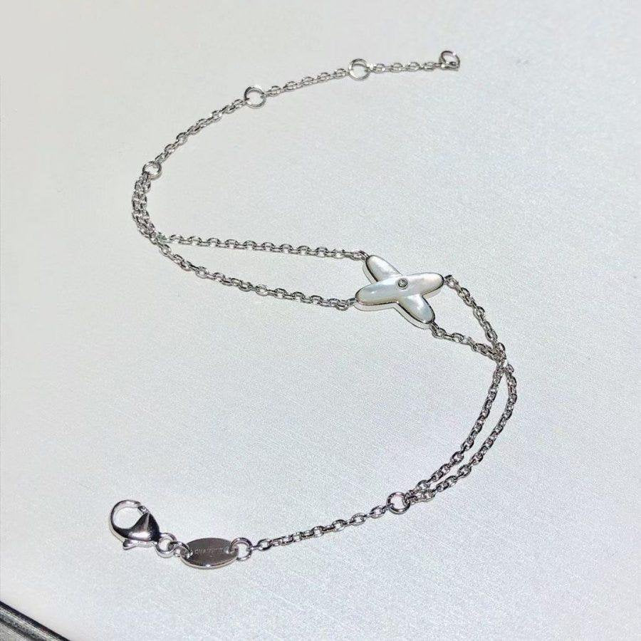 {
"Elowen jewelsry": "Elowen Schmuck",
"JEUX BRACELET WHITE MOP SILVER 1 DIAMOND": "JEUX ARMBAND WEISSES PERLMUTT SILBER 1 DIAMANT"
}
