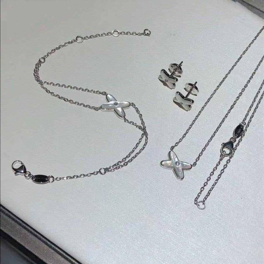 {
"Elowen jewelsry": "Elowen Schmuck",
"JEUX BRACELET WHITE MOP SILVER 1 DIAMOND": "JEUX ARMBAND WEISSES PERLMUTT SILBER 1 DIAMANT"
}