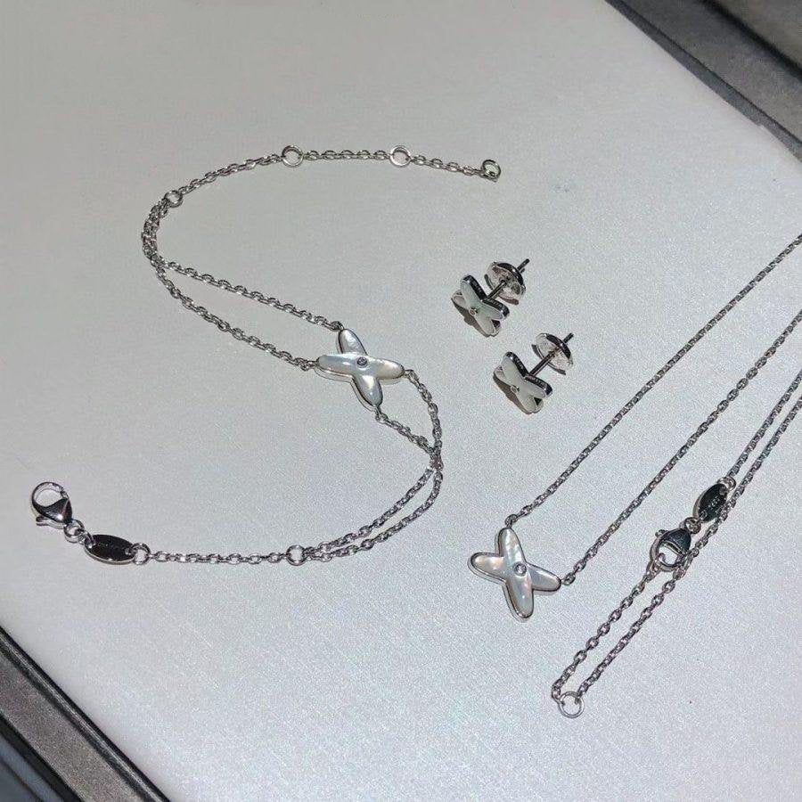 {
"Elowen jewelsry": "Elowen Schmuck",
"JEUX BRACELET WHITE MOP SILVER 1 DIAMOND": "JEUX ARMBAND WEISSES PERLMUTT SILBER 1 DIAMANT"
}
