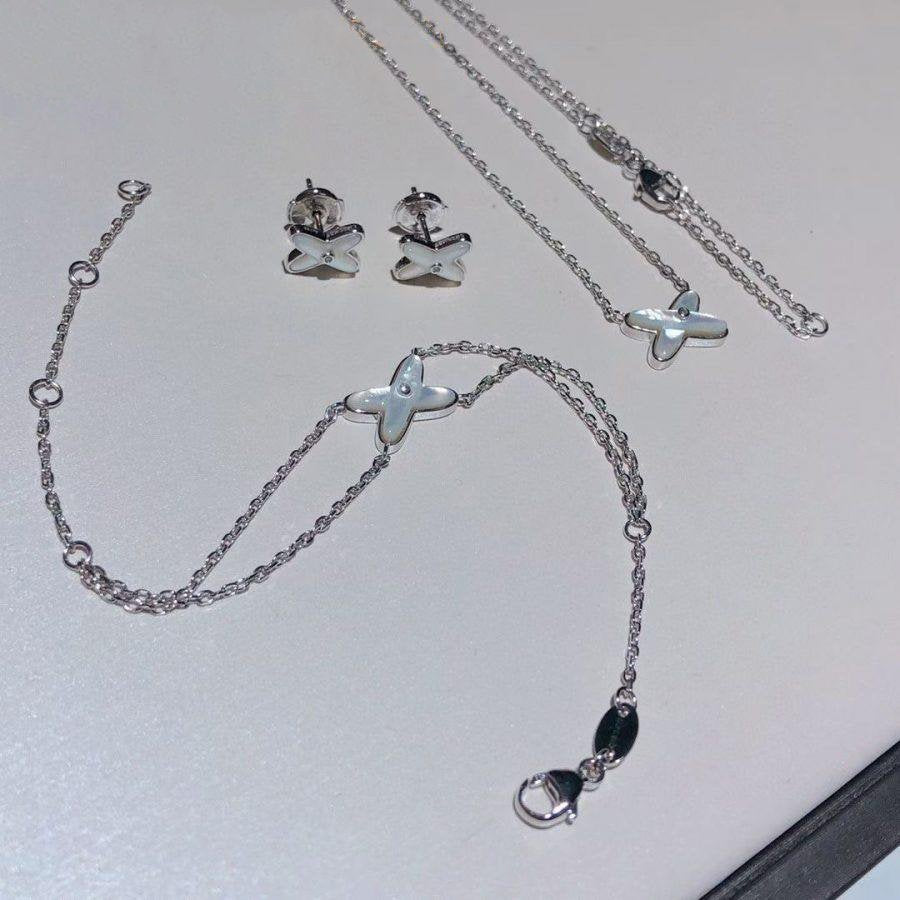 {
"Elowen jewelsry": "Elowen Schmuck",
"JEUX BRACELET WHITE MOP SILVER 1 DIAMOND": "JEUX ARMBAND WEISSES PERLMUTT SILBER 1 DIAMANT"
}
