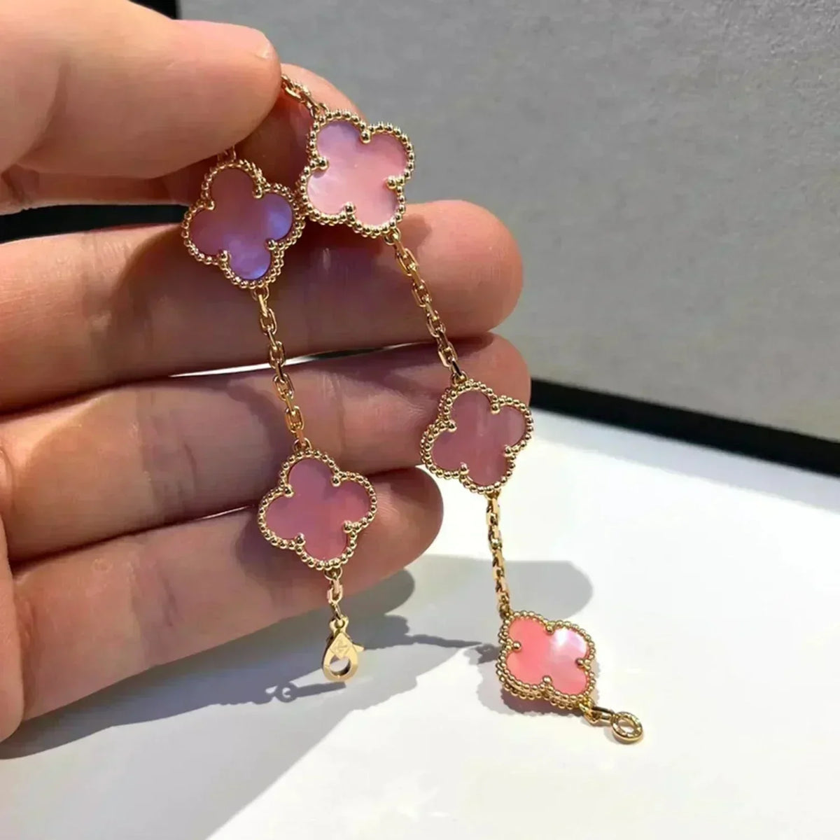 {
  "Elowen jewelsry": "Elowen ジュエリー",
  "CLOVER 5 MOTIFS  PINK MOP BRACELET COLLECTION": "クローバー 5モチーフ ピンクマザーオブパール ブレスレットコレクション"
}