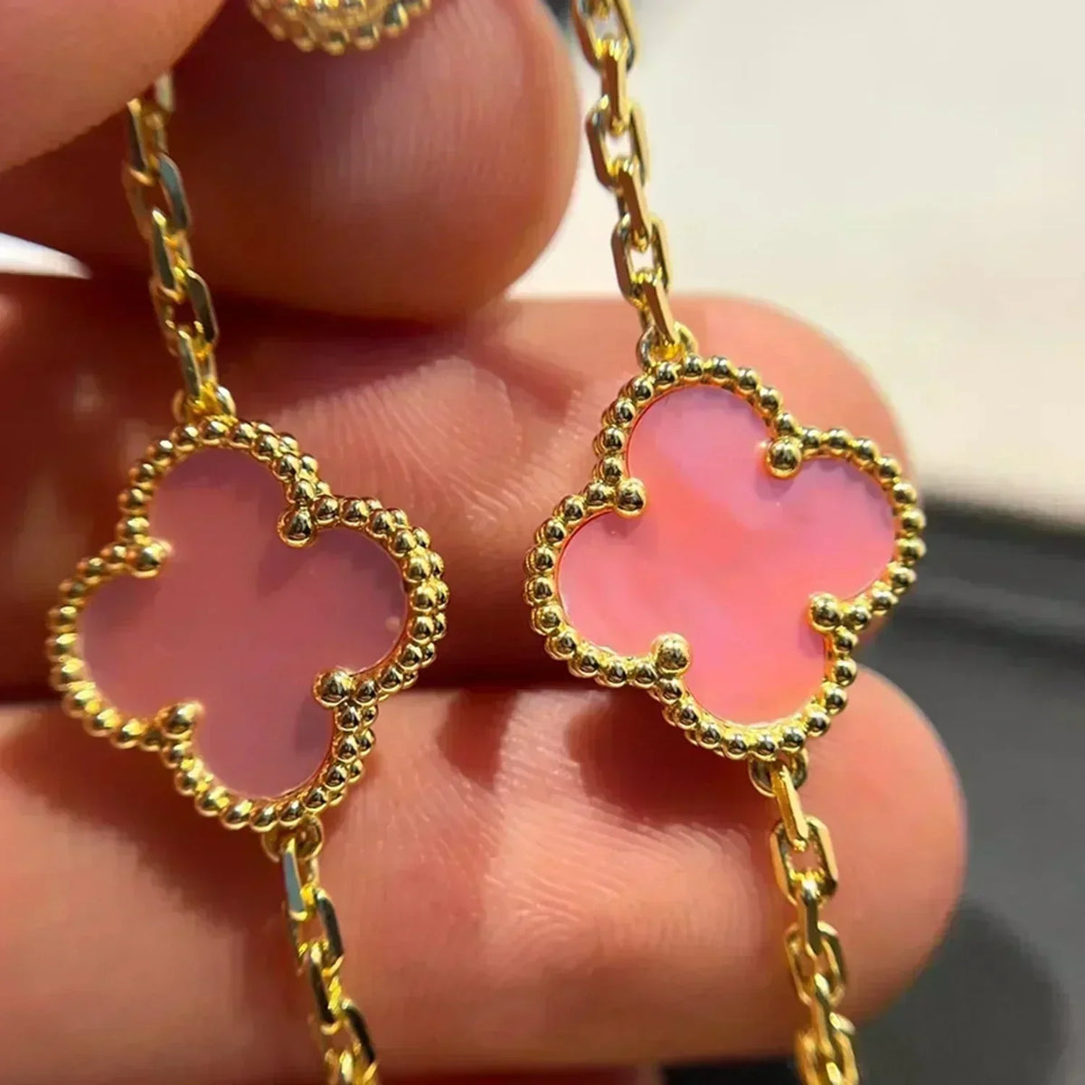 {
  "Elowen jewelsry": "Elowen ジュエリー",
  "CLOVER 5 MOTIFS  PINK MOP BRACELET COLLECTION": "クローバー 5モチーフ ピンクマザーオブパール ブレスレットコレクション"
}