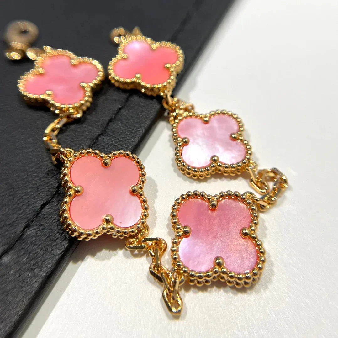 {
  "Elowen jewelsry": "Elowen ジュエリー",
  "CLOVER 5 MOTIFS  PINK MOP BRACELET COLLECTION": "クローバー 5モチーフ ピンクマザーオブパール ブレスレットコレクション"
}