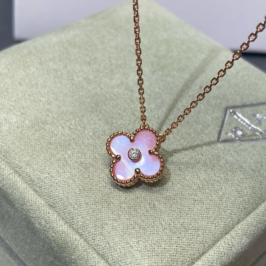 [Elowen jewelsry ]CLOVER 15MM DIAMOND PINK MOP NECKLACE