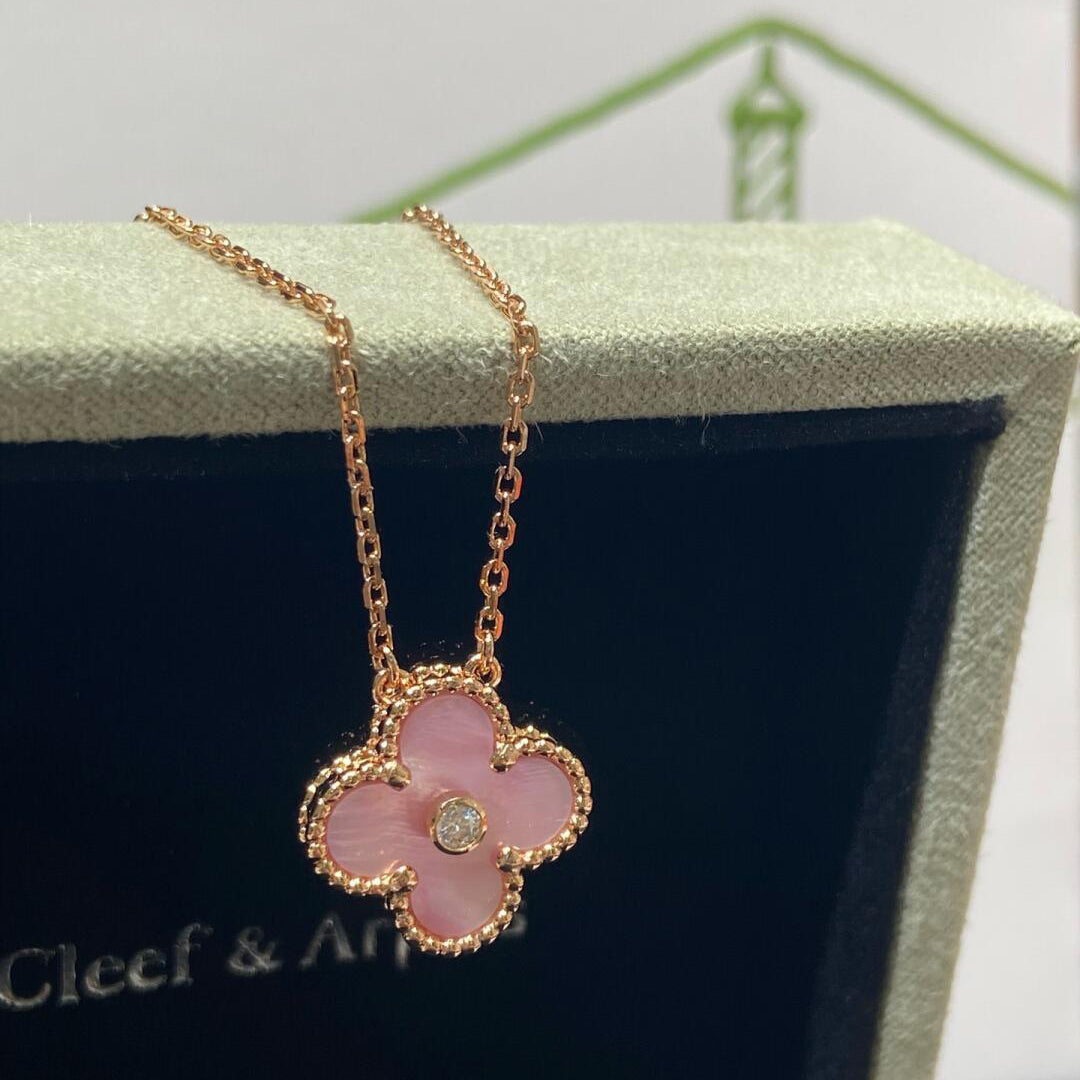 [Elowen jewelsry ]CLOVER 15MM DIAMOND PINK MOP NECKLACE