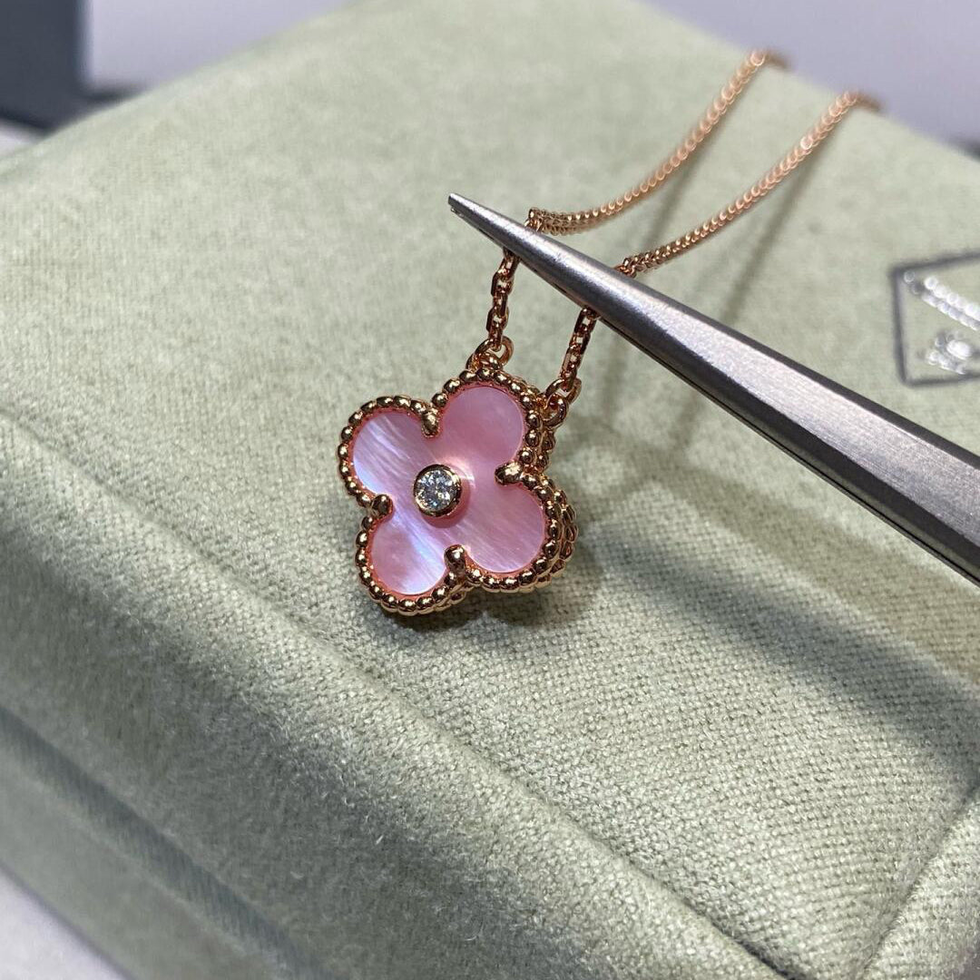 [Elowen jewelsry ]CLOVER 15MM DIAMOND PINK MOP NECKLACE