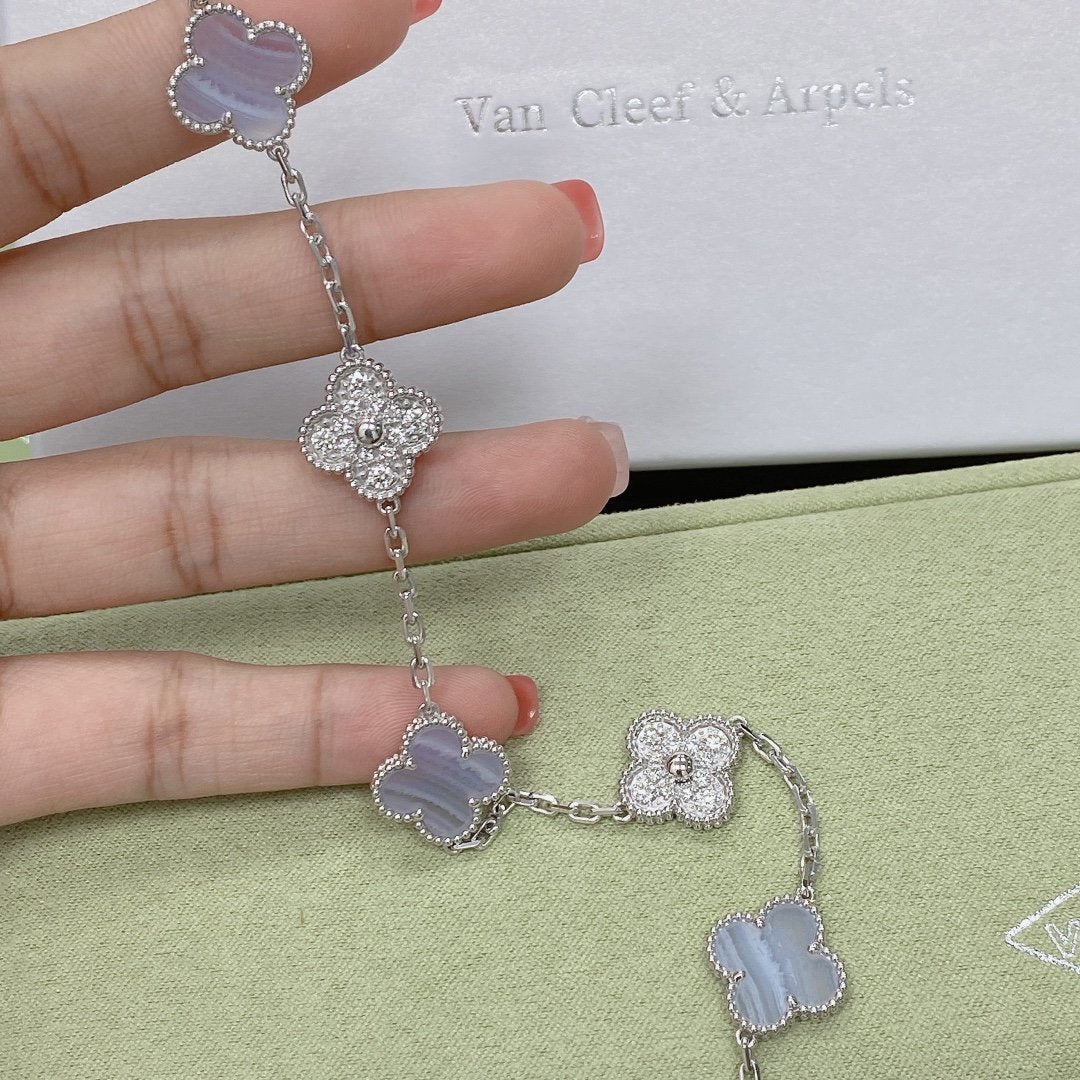 {
  "Elowen jewelsry": "Elowen ジュエリー",
  "CLOVER 5 MOTIF PURPLE CHALCEDONY BRACELET COLLECTION": "クローバー 5モチーフ パープルカルセドニー ブレスレットコレクション"
}