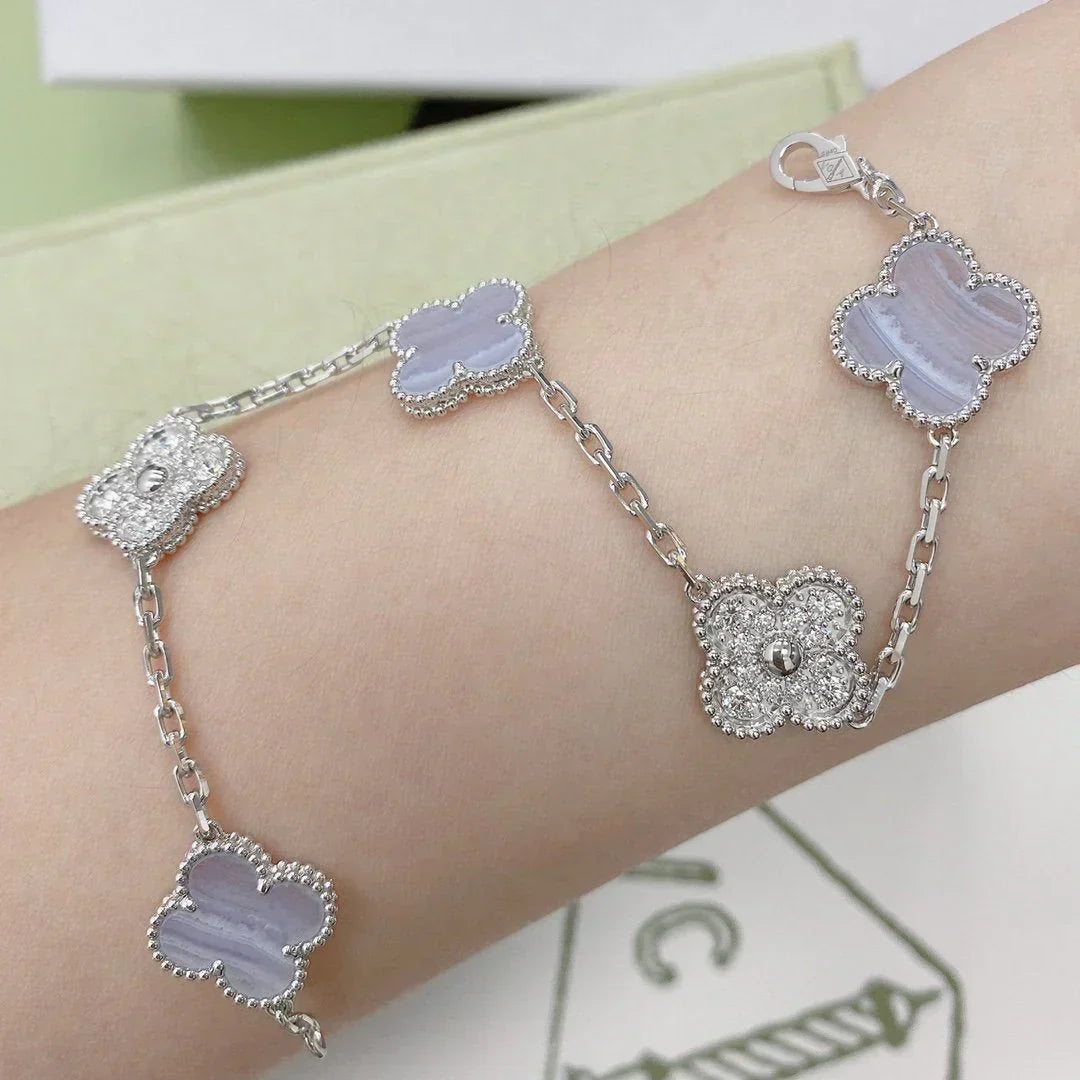 {
  "Elowen jewelsry": "Elowen ジュエリー",
  "CLOVER 5 MOTIF PURPLE CHALCEDONY BRACELET COLLECTION": "クローバー 5モチーフ パープルカルセドニー ブレスレットコレクション"
}