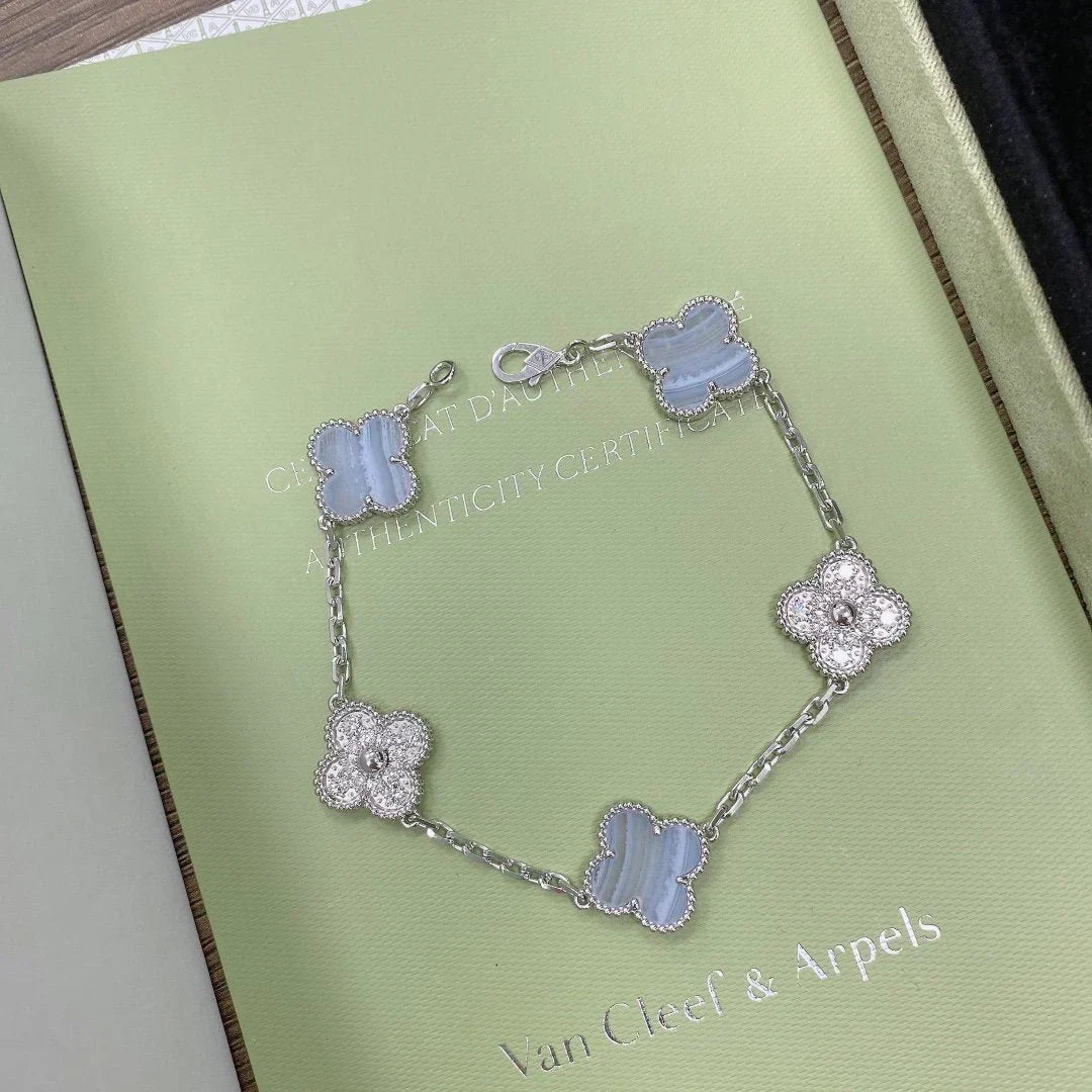 {
  "Elowen jewelsry": "Elowen ジュエリー",
  "CLOVER 5 MOTIF PURPLE CHALCEDONY BRACELET COLLECTION": "クローバー 5モチーフ パープルカルセドニー ブレスレットコレクション"
}