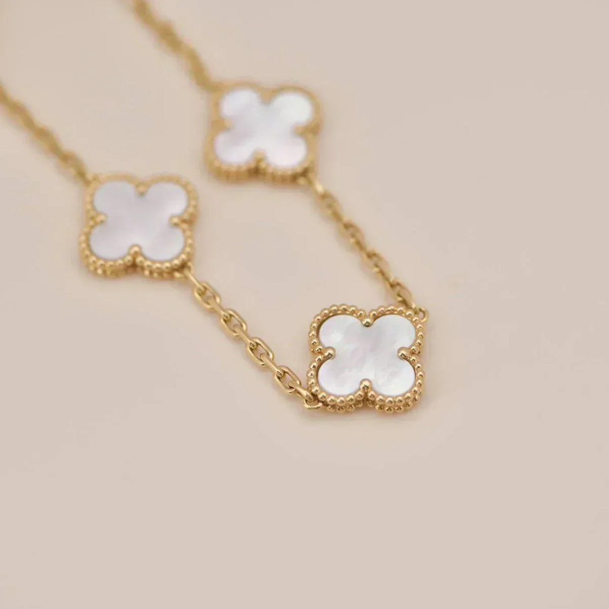 {
  "Elowen jewelsry": "Elowen Schmuck",
  "CLOVER WHITE PEARL MOP 5 MOTIF BRACELET COLLECTION": "KLEEBLATT WEISSE PERLMUTT 5-MOTIV ARMBAND KOLLEKTION"
}