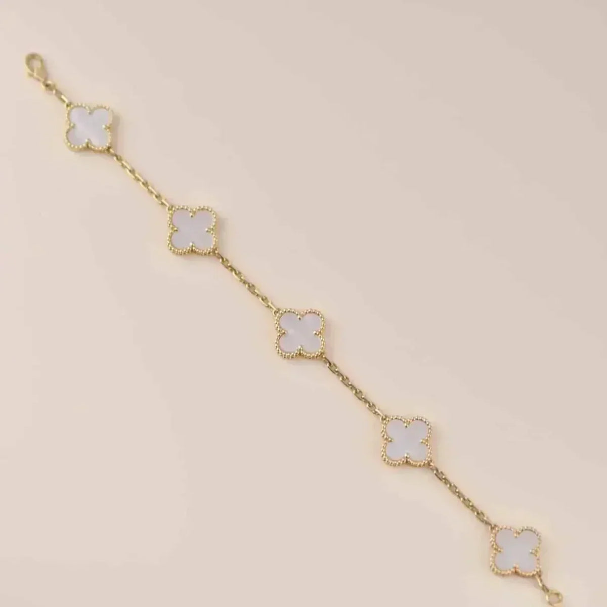{
  "Elowen jewelsry": "Elowen Schmuck",
  "CLOVER WHITE PEARL MOP 5 MOTIF BRACELET COLLECTION": "KLEEBLATT WEISSE PERLMUTT 5-MOTIV ARMBAND KOLLEKTION"
}
