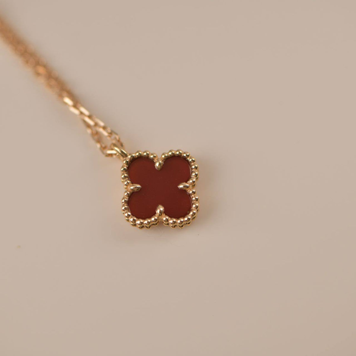 [Elowen jewelsry ]クローバー ミニ 9.5MM ホワイトカーネリアン ネックレス
