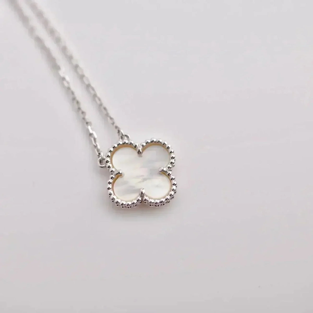 [Elowen Schmuck ]KLEEBLATT  15MM WEISSES PERLMUTT SILBER