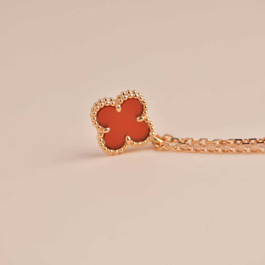 [Elowen jewelsry ]CLOVER MINI 9.5MM WHITE CARNELIANS NECKLACE