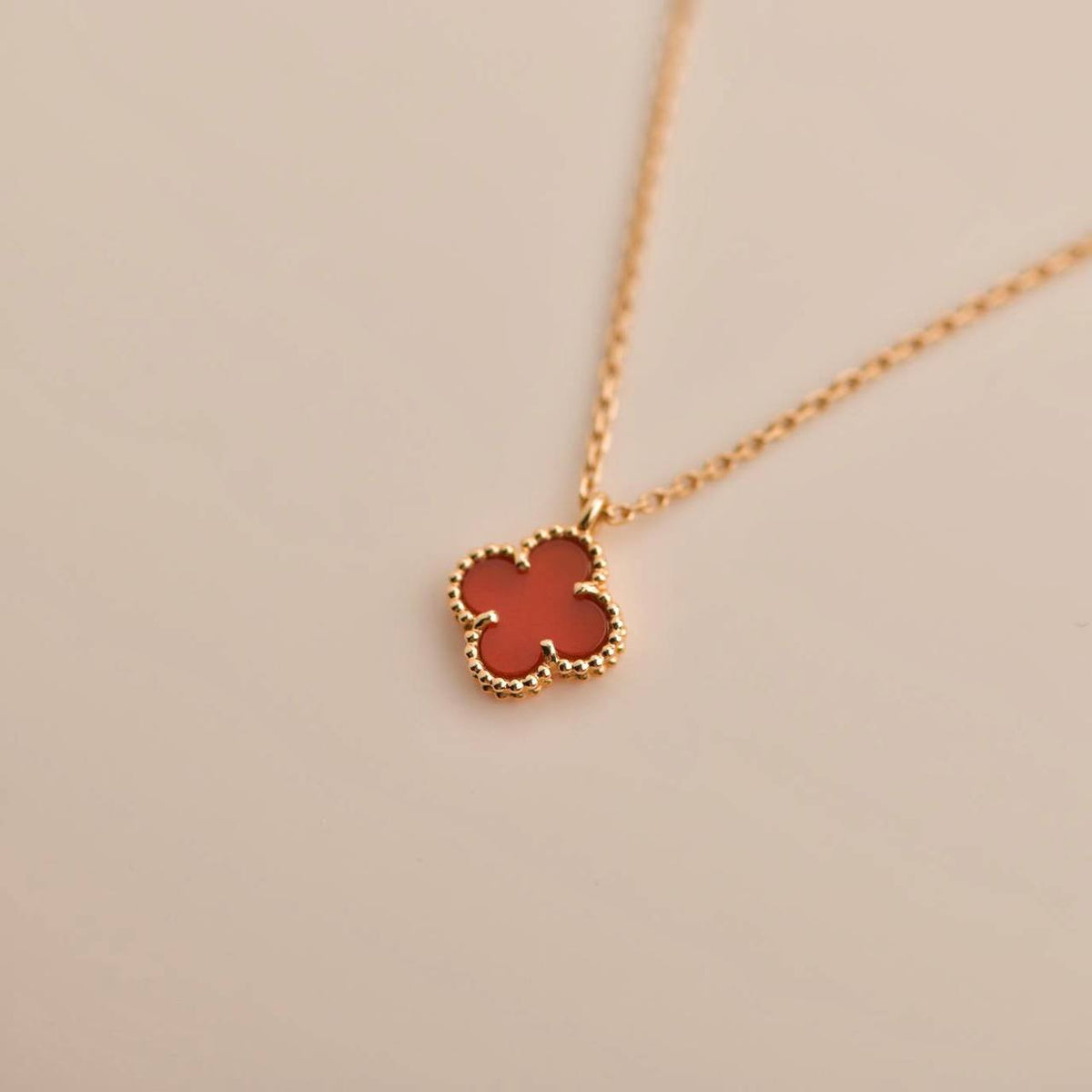 [Elowen jewelsry ]クローバー ミニ 9.5MM ホワイトカーネリアン ネックレス
