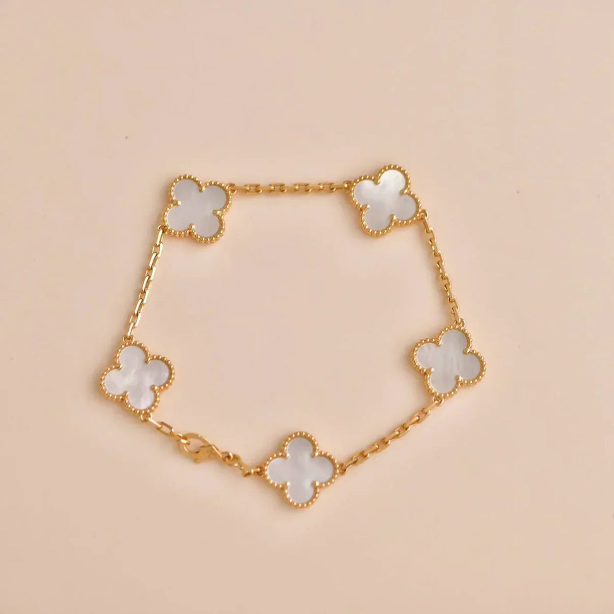 {
  "Elowen jewelsry": "Elowen Schmuck",
  "CLOVER WHITE PEARL MOP 5 MOTIF BRACELET COLLECTION": "KLEEBLATT WEISSE PERLMUTT 5-MOTIV ARMBAND KOLLEKTION"
}