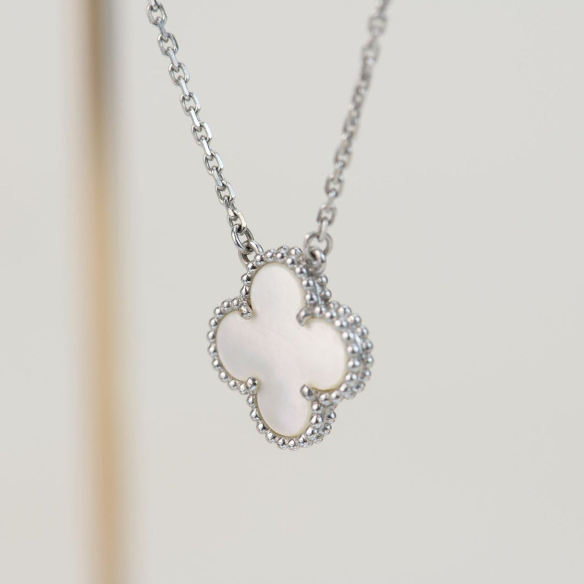 [Elowen Schmuck ]KLEEBLATT  15MM WEISSES PERLMUTT SILBER