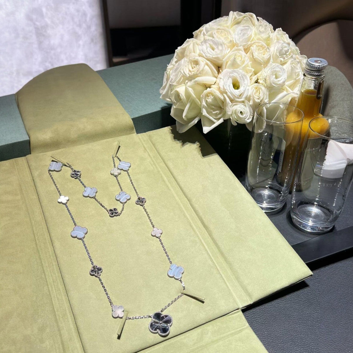 [Elowen Schmuck] ABNEHMBARES KLEEBATT 15(11+4) BLUMEN-SILBERHALSKETTEN-SET