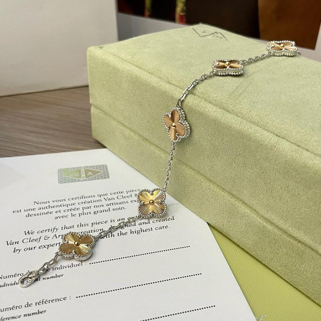[Elowen Schmuck] CLOVER 5 MOTIVE WEIHNACHTS-LIMITIERTE EDITION ARMBAND