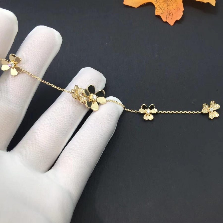 {
  "Elowen jewelsry": "Elowen ジュエリー",
  "FRIVOLE GOLD 5 FLOWERS BRACELET": "フリヴォル ゴールド 5フラワー ブレスレット"
}