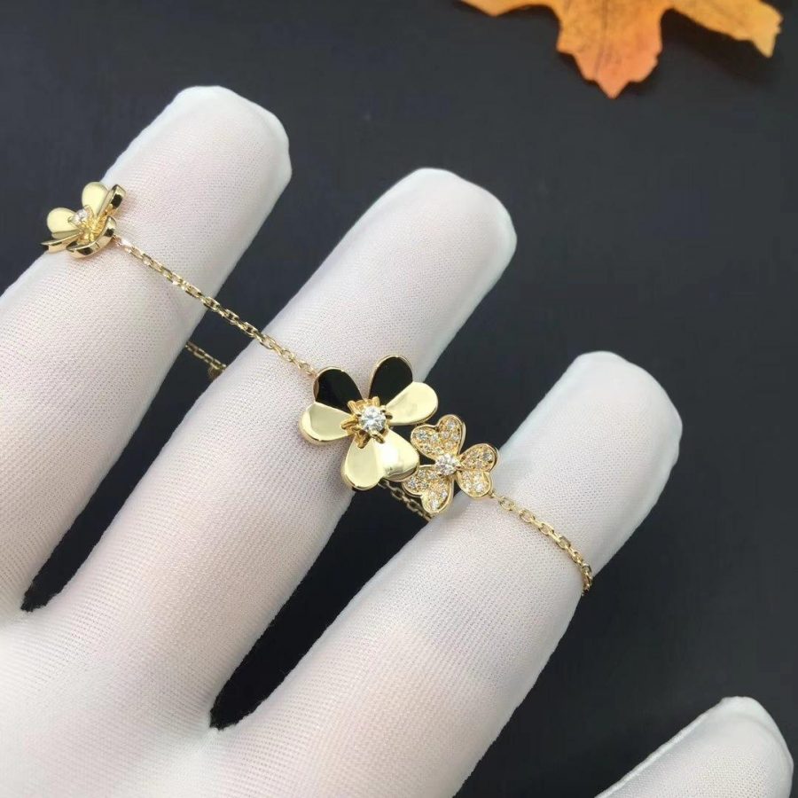 {
  "Elowen jewelsry": "Elowen ジュエリー",
  "FRIVOLE GOLD 5 FLOWERS BRACELET": "フリヴォル ゴールド 5フラワー ブレスレット"
}