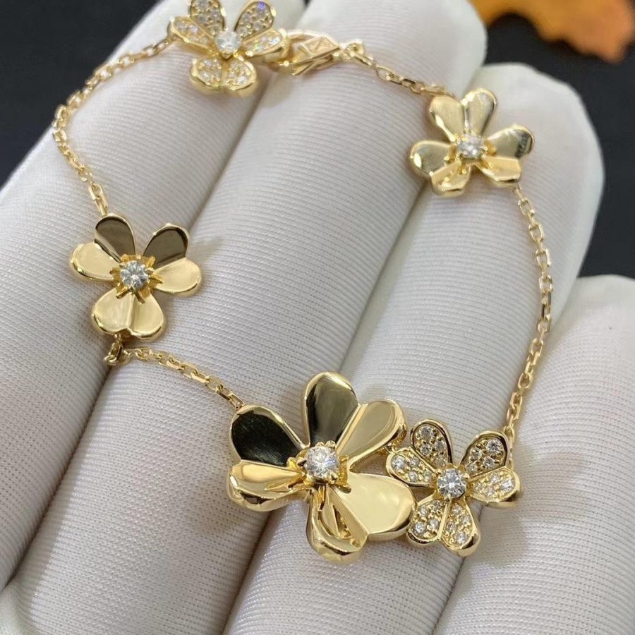 {
  "Elowen jewelsry": "Elowen ジュエリー",
  "FRIVOLE GOLD 5 FLOWERS BRACELET": "フリヴォル ゴールド 5フラワー ブレスレット"
}