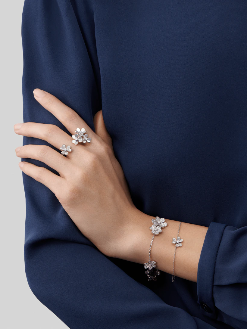 {
"Elowen jewelsry ": "Elowen Schmuck ",
"FRIVOLE SILVER FLOWER DIAMOND BRACELET": "FRIVOLE SILBERNES BLUMEN-DIAMANTARMBAND"
}