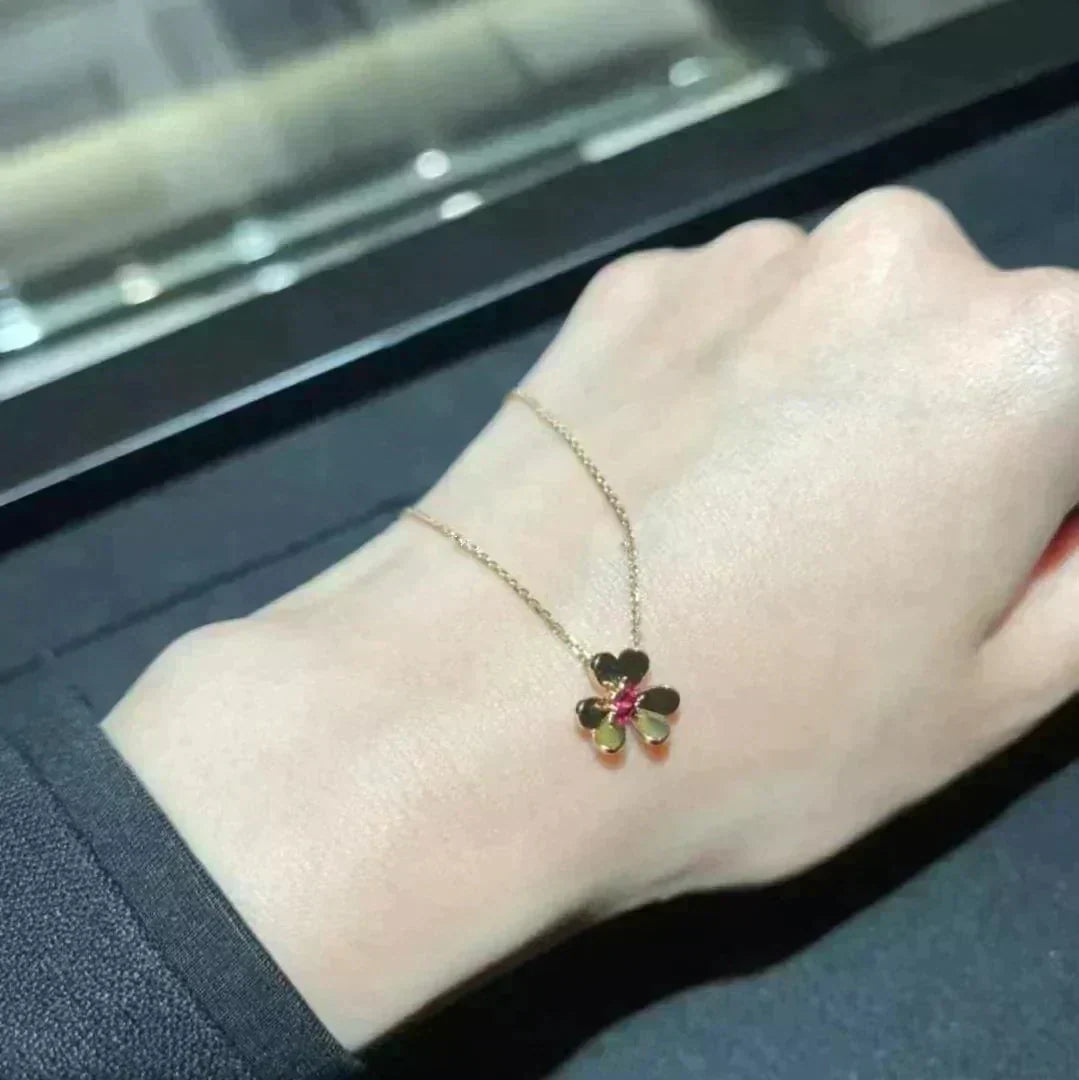 {"Elowen jewelsry": "Elowen ジュエリー", "FRIVOLE GOLD FLOWER NECKLACE": "フリヴォル ゴールド フラワーネックレス"}