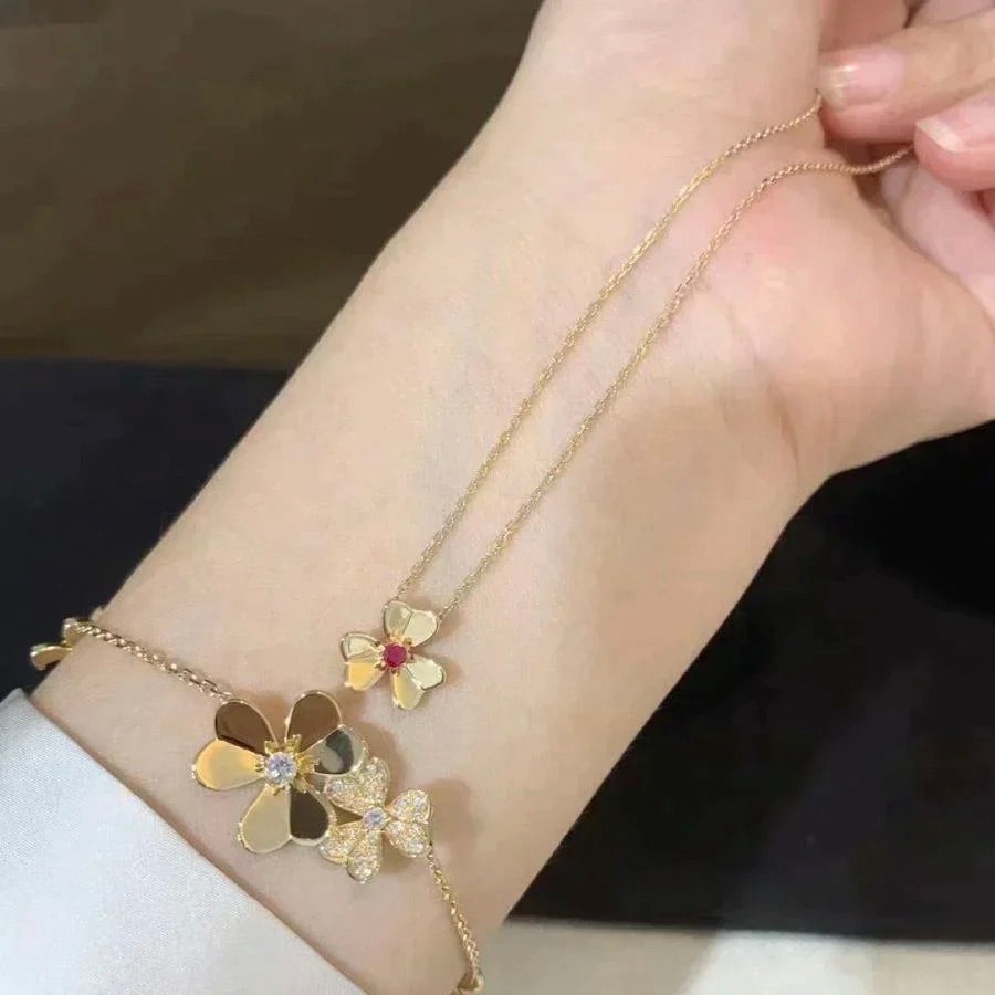{"Elowen jewelsry": "Elowen ジュエリー", "FRIVOLE GOLD FLOWER NECKLACE": "フリヴォル ゴールド フラワーネックレス"}
