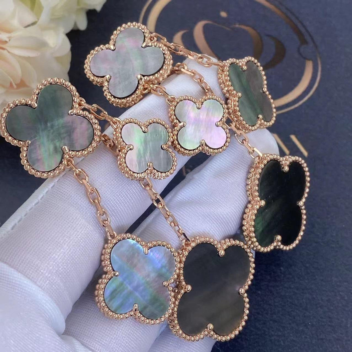 {
  "Elowen jewelsry": "Elowen ジュエリー",
  "CLOVER EARRINGS DARK MOP 4 MOTIFS ROSE GOLD": "クローバーピアス ダークMOP 4モチーフ ローズゴールド"
}