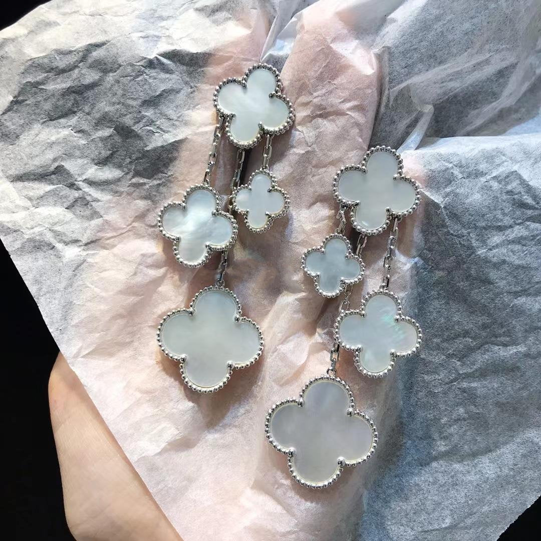 {
  "Elowen jewelsry": "Elowen ジュエリー",
  "CLOVER EARRINGS WHITE MOP 4 MOTIFS SILVER": "クローバーピアス ホワイトマザーオブパール 4モチーフ シルバー"
}
