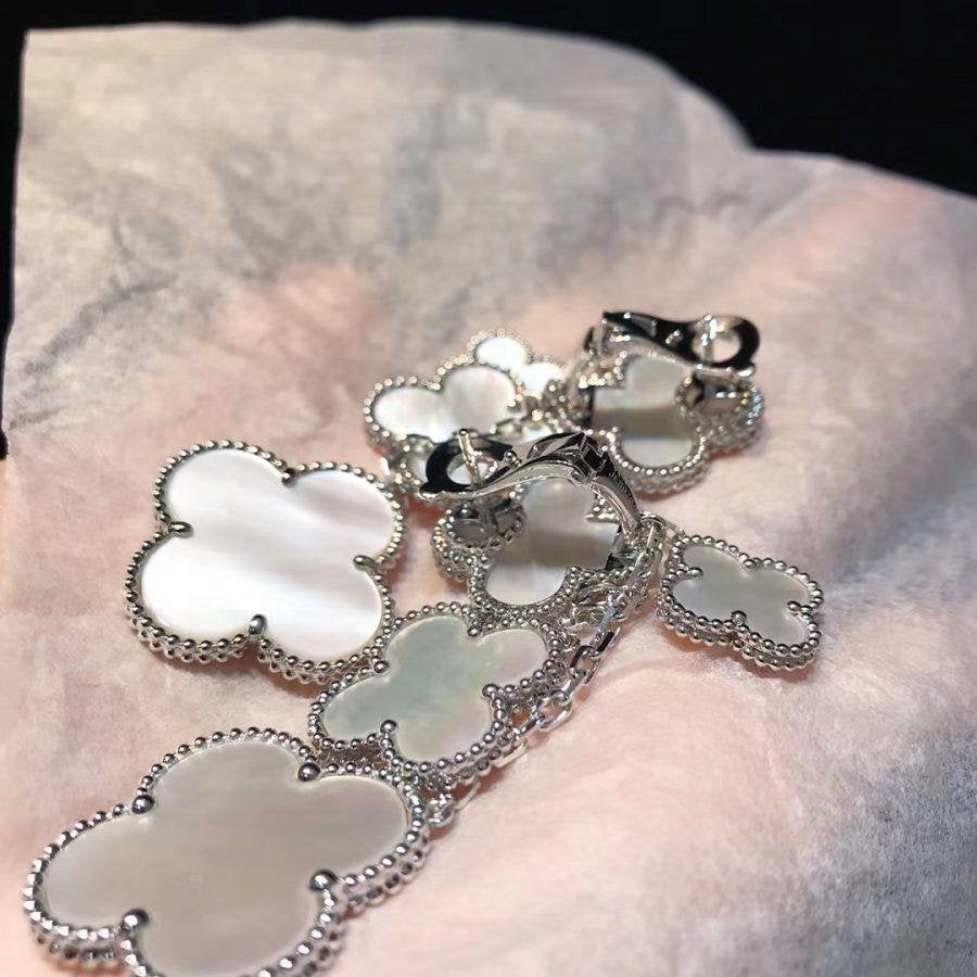 {
  "Elowen jewelsry": "Elowen ジュエリー",
  "CLOVER EARRINGS WHITE MOP 4 MOTIFS SILVER": "クローバーピアス ホワイトマザーオブパール 4モチーフ シルバー"
}