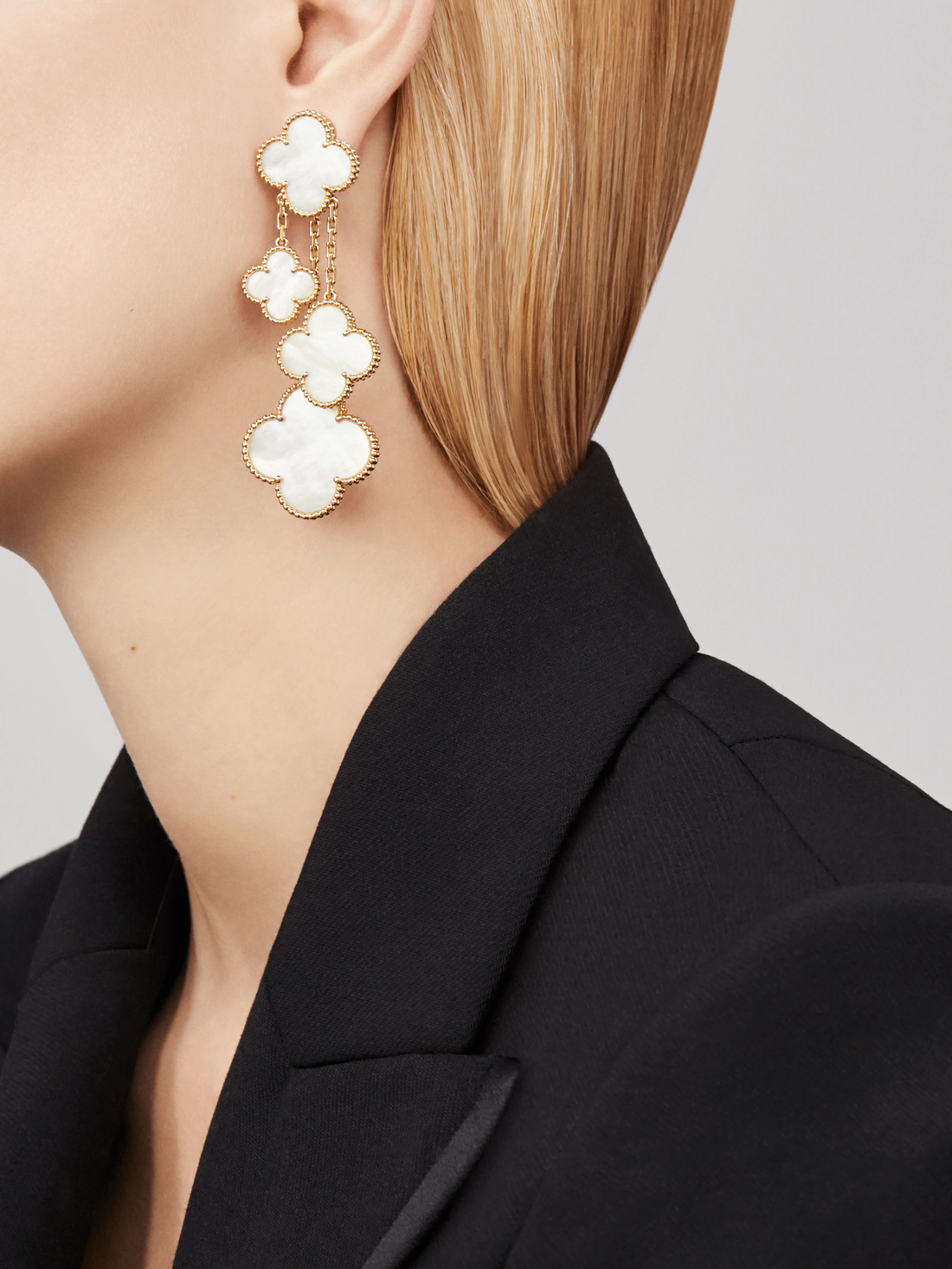 {
  "Elowen jewelsry": "Elowen ジュエリー",
  "CLOVER EARRINGS WHITE MOP 4 MOTIFS GOLD": "クローバーピアス ホワイトマザーオブパール 4モチーフ ゴールド"
}