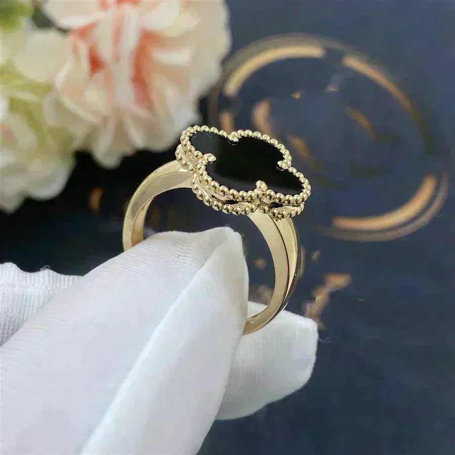 {
  "Elowen jewelsry": "Elowen ジュエリー",
  "CLOVER ONYX RING": "クローバー オニキス リング"
}