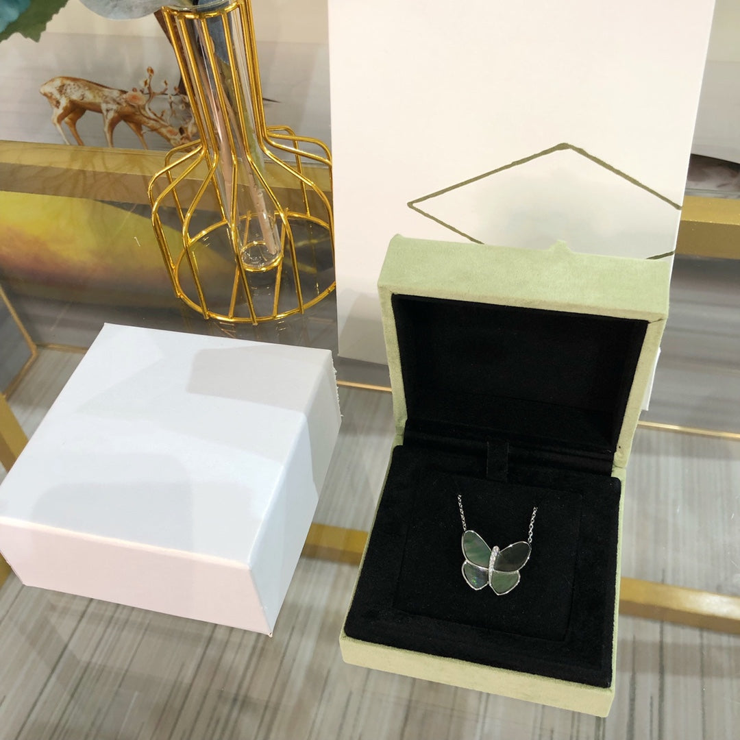 [Elowen Schmuck] GROSSER SILBERNER SCHMETTERLINGS-ANHÄNGER DIAMANT-HALSKETTE