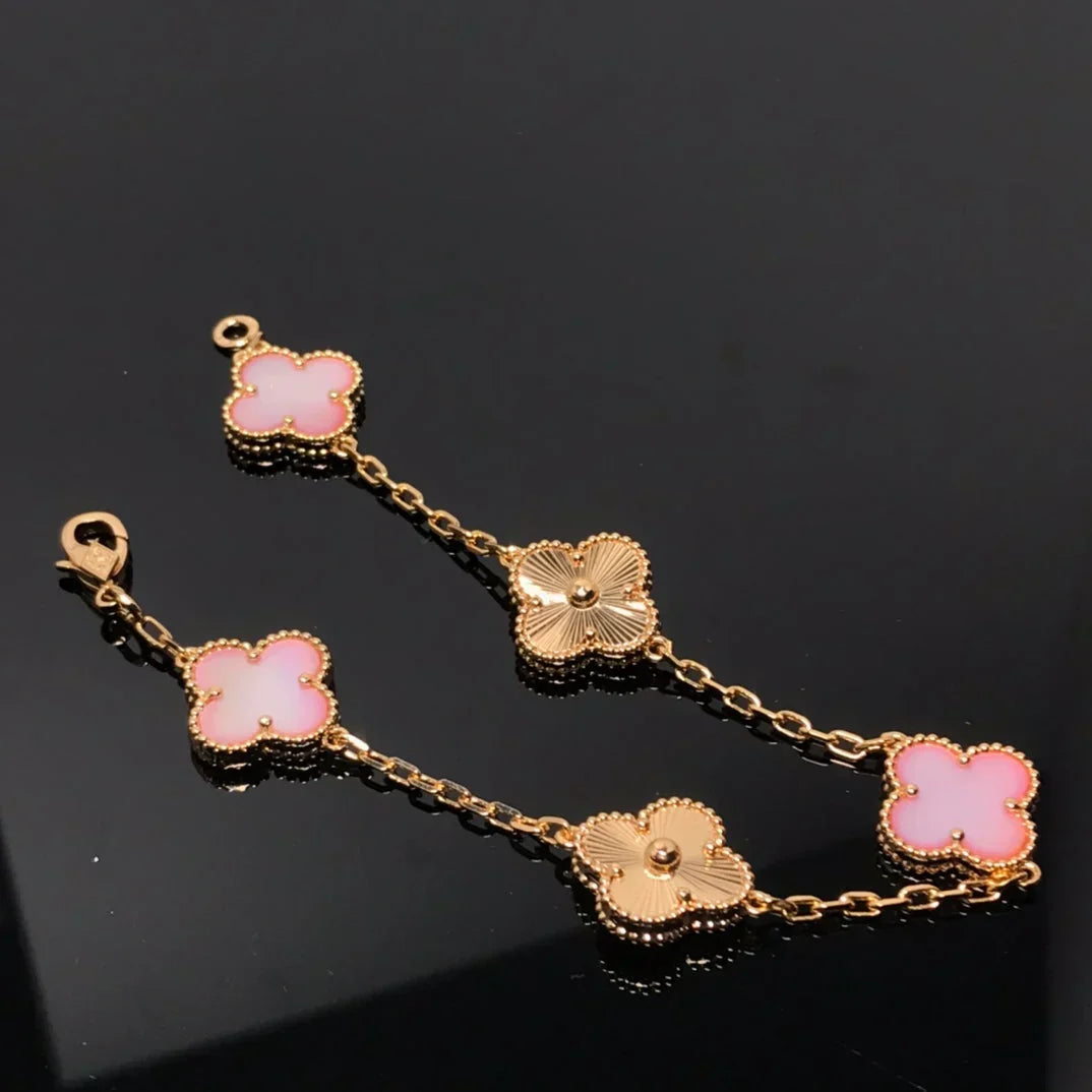 {
  "Elowen jewelsry": "Elowen ジュエリー",
  "CLOVER 5 MOTIFS  PINK MOP BRACELET COLLECTION": "クローバー 5モチーフ ピンクマザーオブパール ブレスレットコレクション"
}