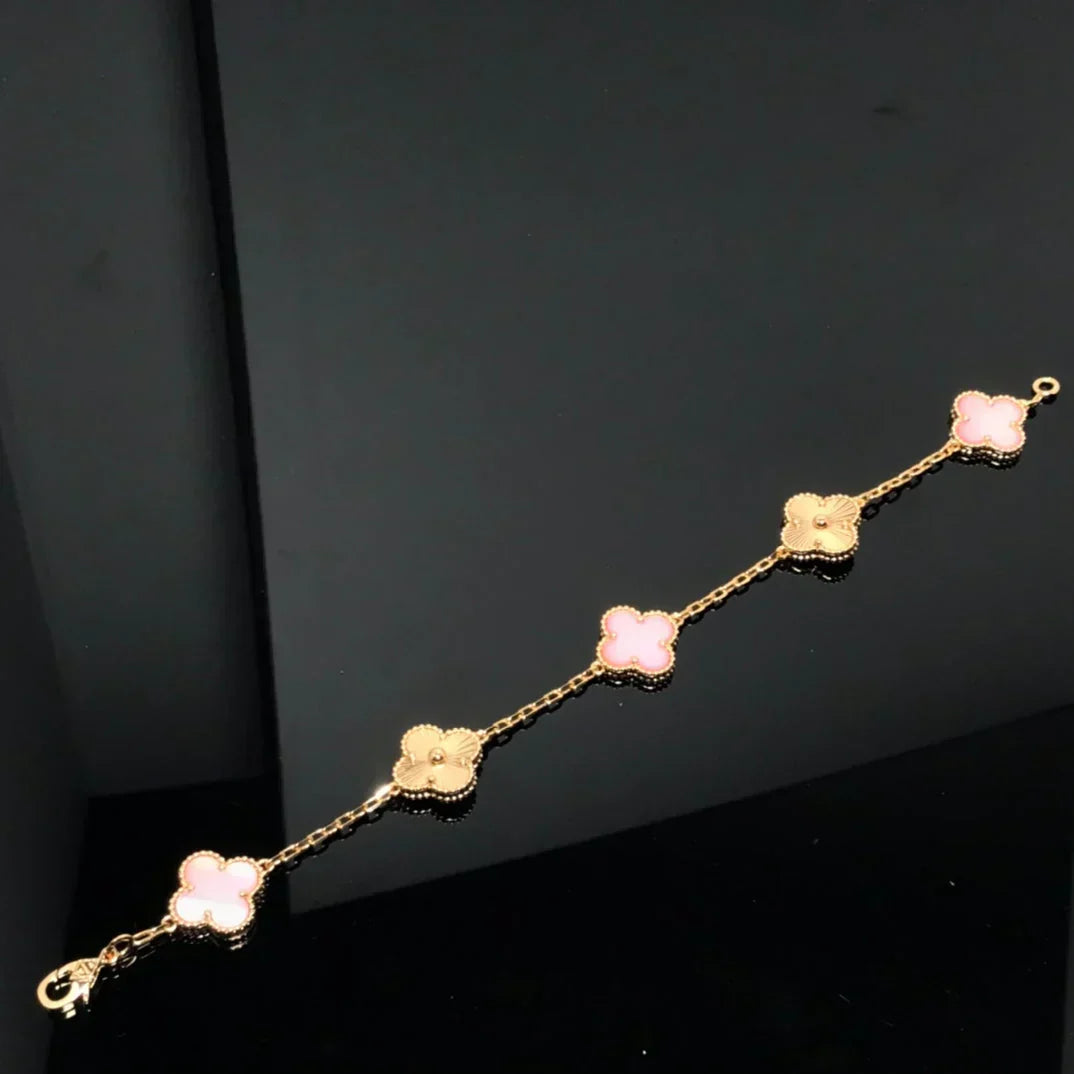 {
  "Elowen jewelsry": "Elowen ジュエリー",
  "CLOVER 5 MOTIFS  PINK MOP BRACELET COLLECTION": "クローバー 5モチーフ ピンクマザーオブパール ブレスレットコレクション"
}
