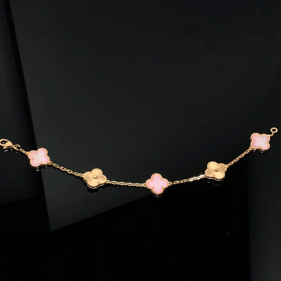 {
  "Elowen jewelsry": "Elowen ジュエリー",
  "CLOVER 5 MOTIFS  PINK MOP BRACELET COLLECTION": "クローバー 5モチーフ ピンクマザーオブパール ブレスレットコレクション"
}