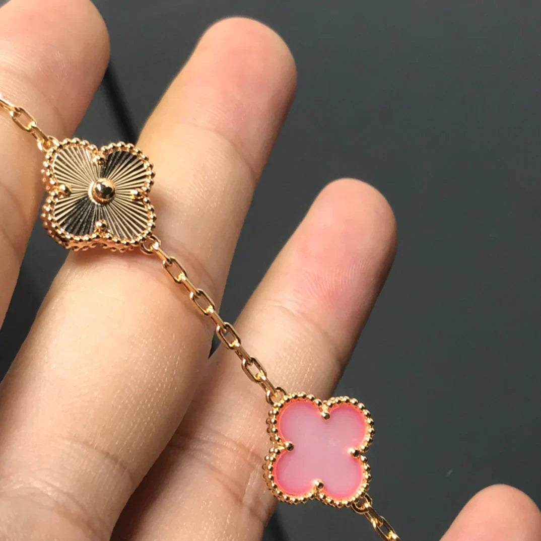 {
  "Elowen jewelsry": "Elowen ジュエリー",
  "CLOVER 5 MOTIFS  PINK MOP BRACELET COLLECTION": "クローバー 5モチーフ ピンクマザーオブパール ブレスレットコレクション"
}