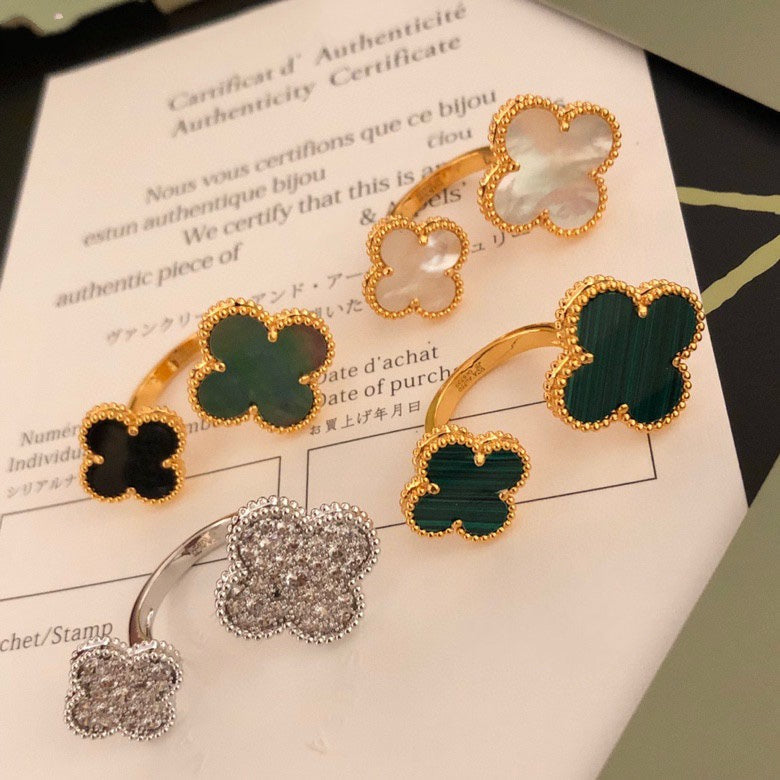 {
  "Elowen jewelsry": "Elowen Schmuck",
  "CLOVER BETWEEN THE FINGER RING": "CLOVER ZWISCHEN-DEN-FINGERN-RING"
}