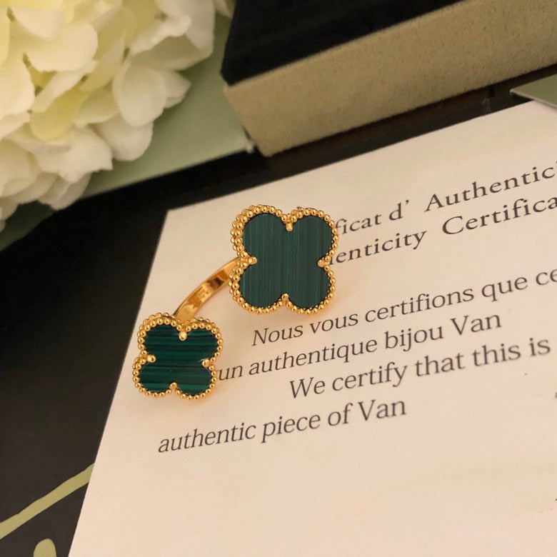 {
  "Elowen jewelsry": "Elowen Schmuck",
  "CLOVER BETWEEN THE FINGER RING": "CLOVER ZWISCHEN-DEN-FINGERN-RING"
}